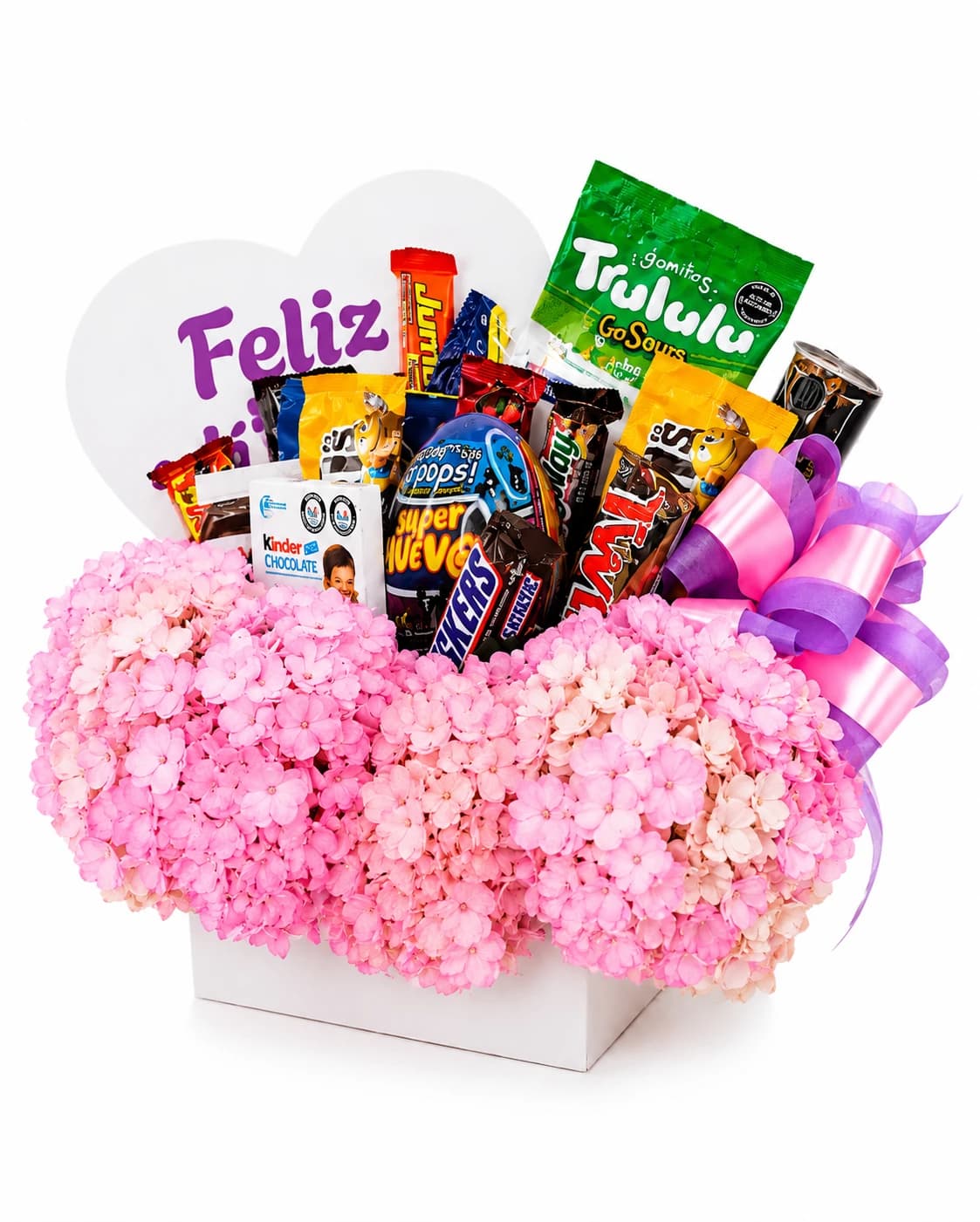 Ancheta con hortensias rosadas y variedad de chocolates y golosinas sobre corazón “Feliz cumpleaños”